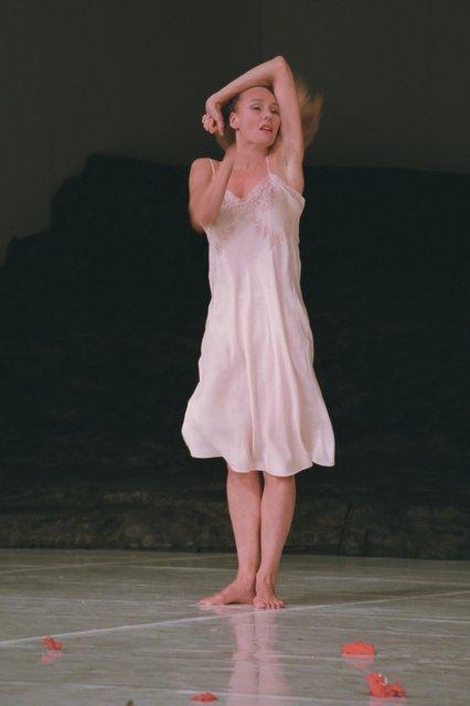 Julie Shanahan in „Masurca Fogo“ von Pina Bausch mit Tanztheater Wuppertal im Aalto Theater Essen (Deutschland), 22. November 2008