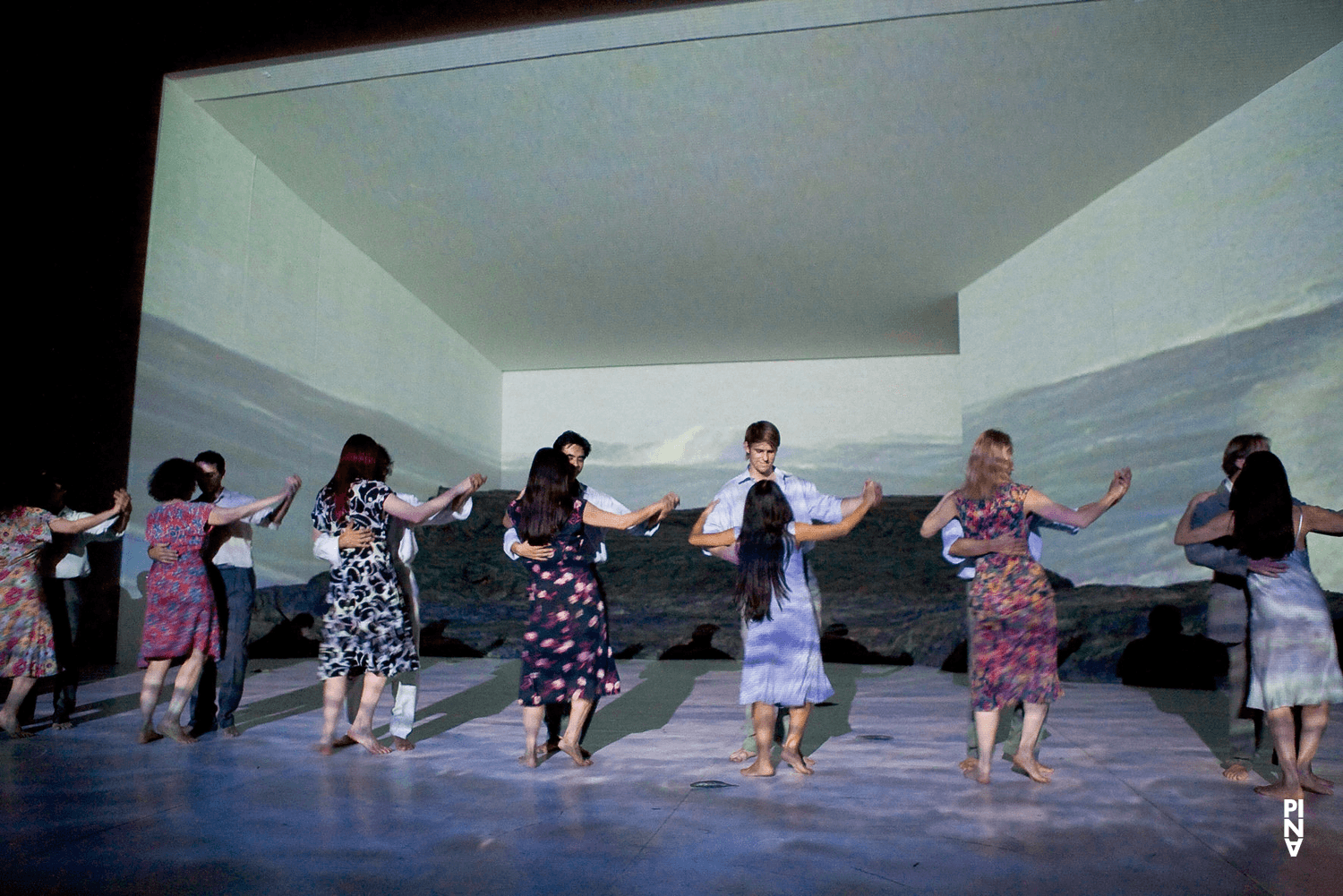 Kenji Takagi et Michael Strecker dans « Masurca Fogo » de Pina Bausch avec Tanztheater Wuppertal au Théâtre de la Ville Paris (France), 21 novembre 2009