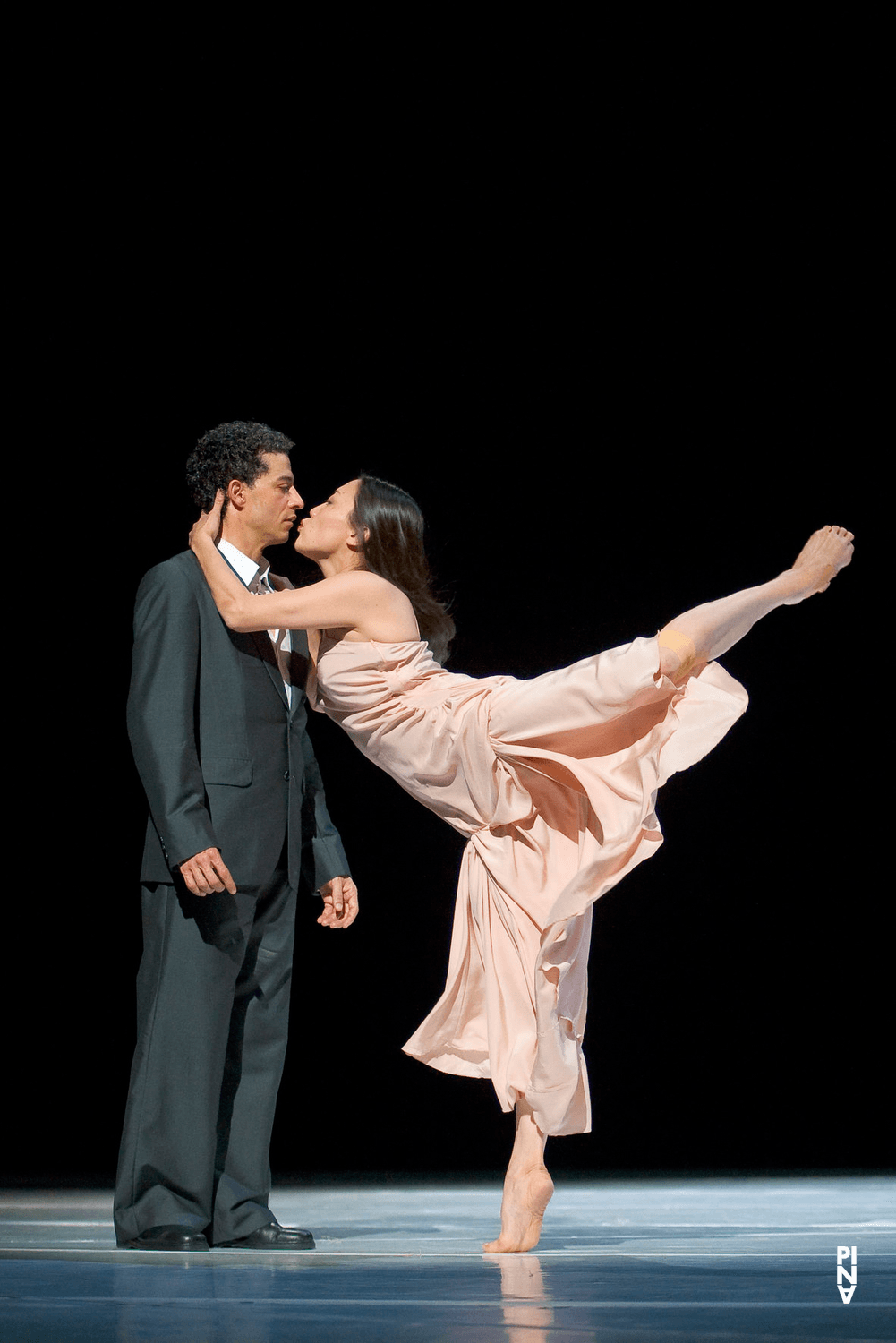 Fernando Suels Mendoza et Azusa Seyama dans « "... como el musguito en la piedra, ay si, si, si ..." (Comme la mousse sur la pierre) » de Pina Bausch avec Tanztheater Wuppertal à l'Opernhaus Wuppertal (Allemagne), 11 juin 2009