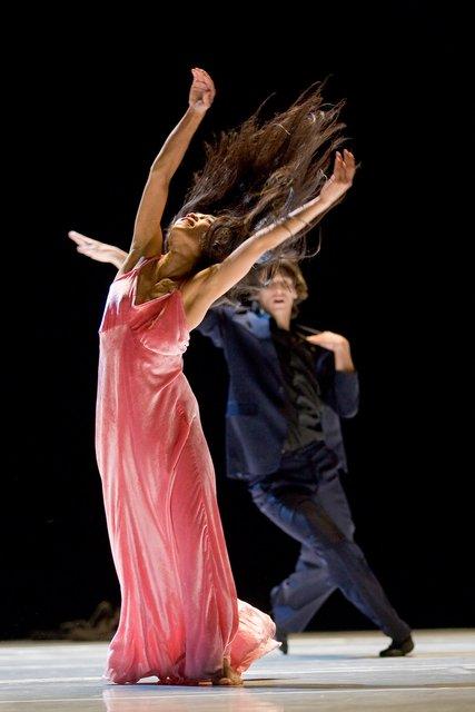Ditta Miranda Jasjfi und Pau Aran Gimeno in „"... como el musguito en la piedra, ay si, si, si ..." (Wie das Moos auf dem Stein)“ von Pina Bausch mit Tanztheater Wuppertal im Opernhaus Wuppertal (Deutschland), 11. Juni 2009