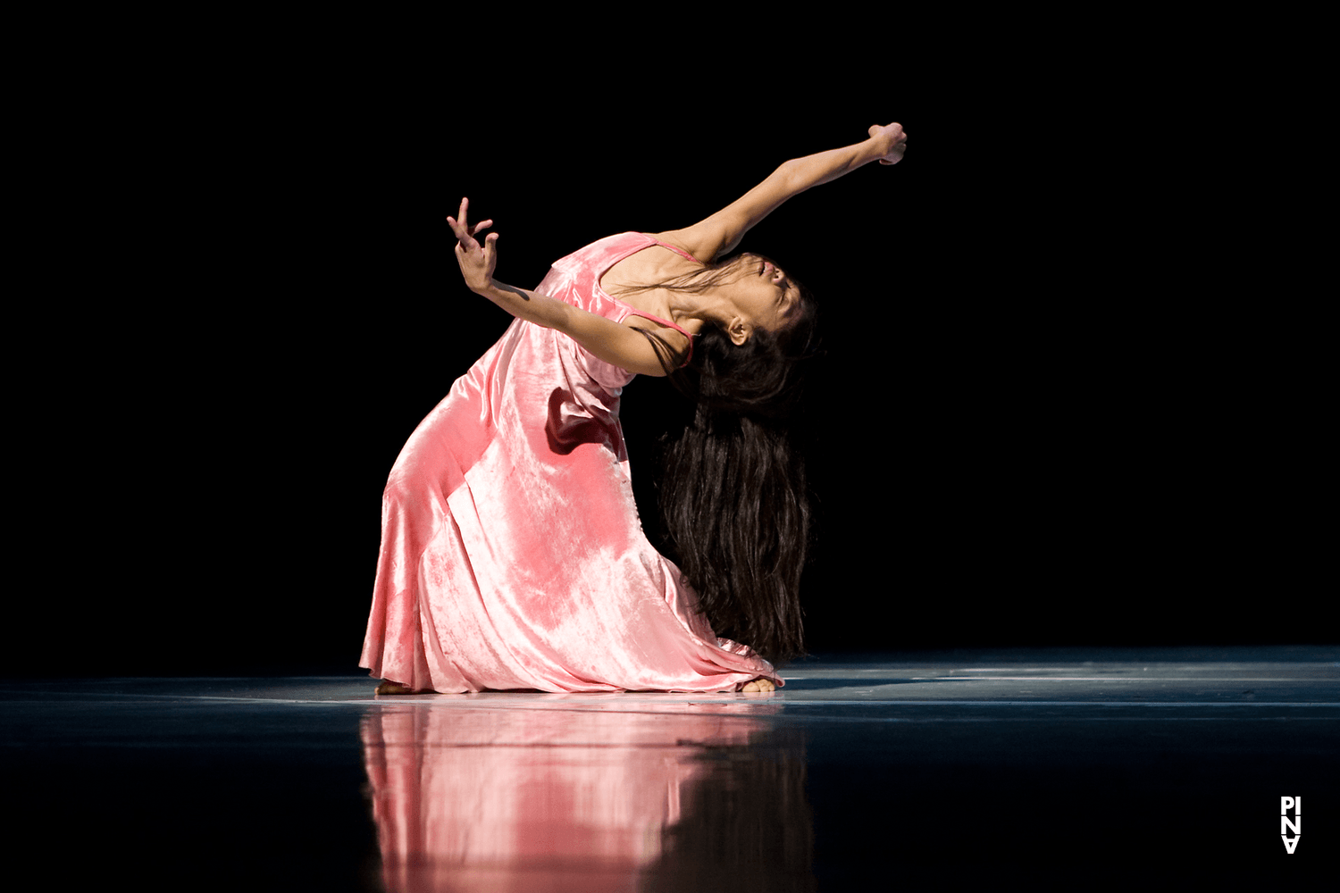 Ditta Miranda Jasjfi in „"... como el musguito en la piedra, ay si, si, si ..." (Wie das Moos auf dem Stein)“ von Pina Bausch mit Tanztheater Wuppertal im Opernhaus Wuppertal (Deutschland), 11. Juni 2009