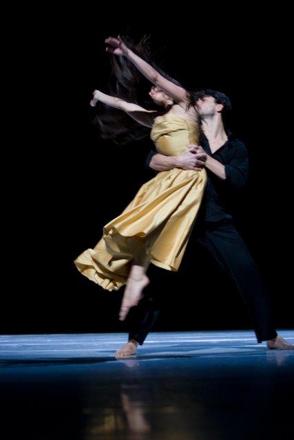 Damiano Ottavio Bigi et Silvia Farias Heredia dans « "... como el musguito en la piedra, ay si, si, si ..." (Comme la mousse sur la pierre) » de Pina Bausch avec Tanztheater Wuppertal à l'Opernhaus Wuppertal (Allemagne), 11 juin 2009