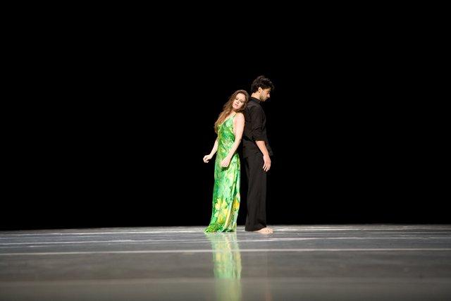 Damiano Ottavio Bigi et Thusnelda Mercy dans « "... como el musguito en la piedra, ay si, si, si ..." (Comme la mousse sur la pierre) » de Pina Bausch avec Tanztheater Wuppertal à l'Opernhaus Wuppertal (Allemagne), 11 juin 2009