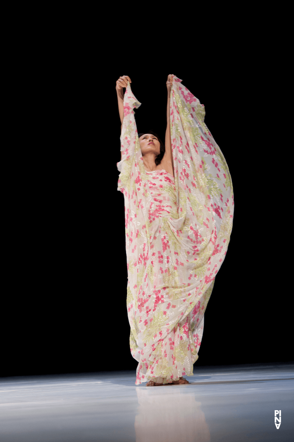 Nayoung Kim in „"... como el musguito en la piedra, ay si, si, si ..." (Wie das Moos auf dem Stein)“ von Pina Bausch mit Tanztheater Wuppertal im Opernhaus Wuppertal (Deutschland), 2. Juni 2011