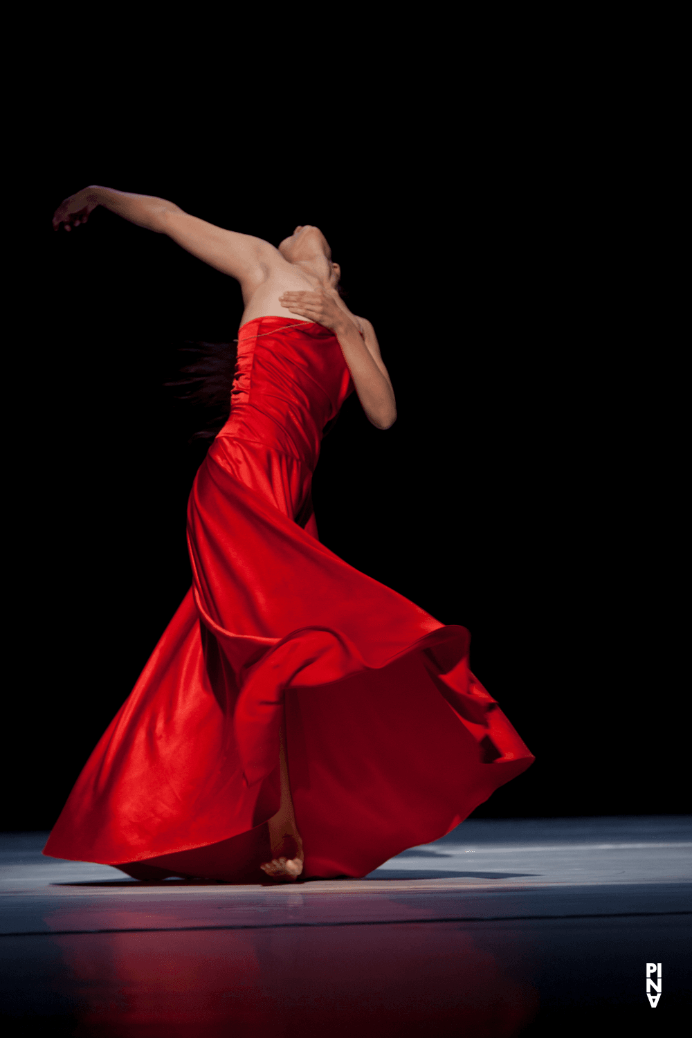 Clémentine Deluy in „"... como el musguito en la piedra, ay si, si, si ..." (Wie das Moos auf dem Stein)“ von Pina Bausch mit Tanztheater Wuppertal im Opernhaus Wuppertal (Deutschland), 2. Juni 2011
