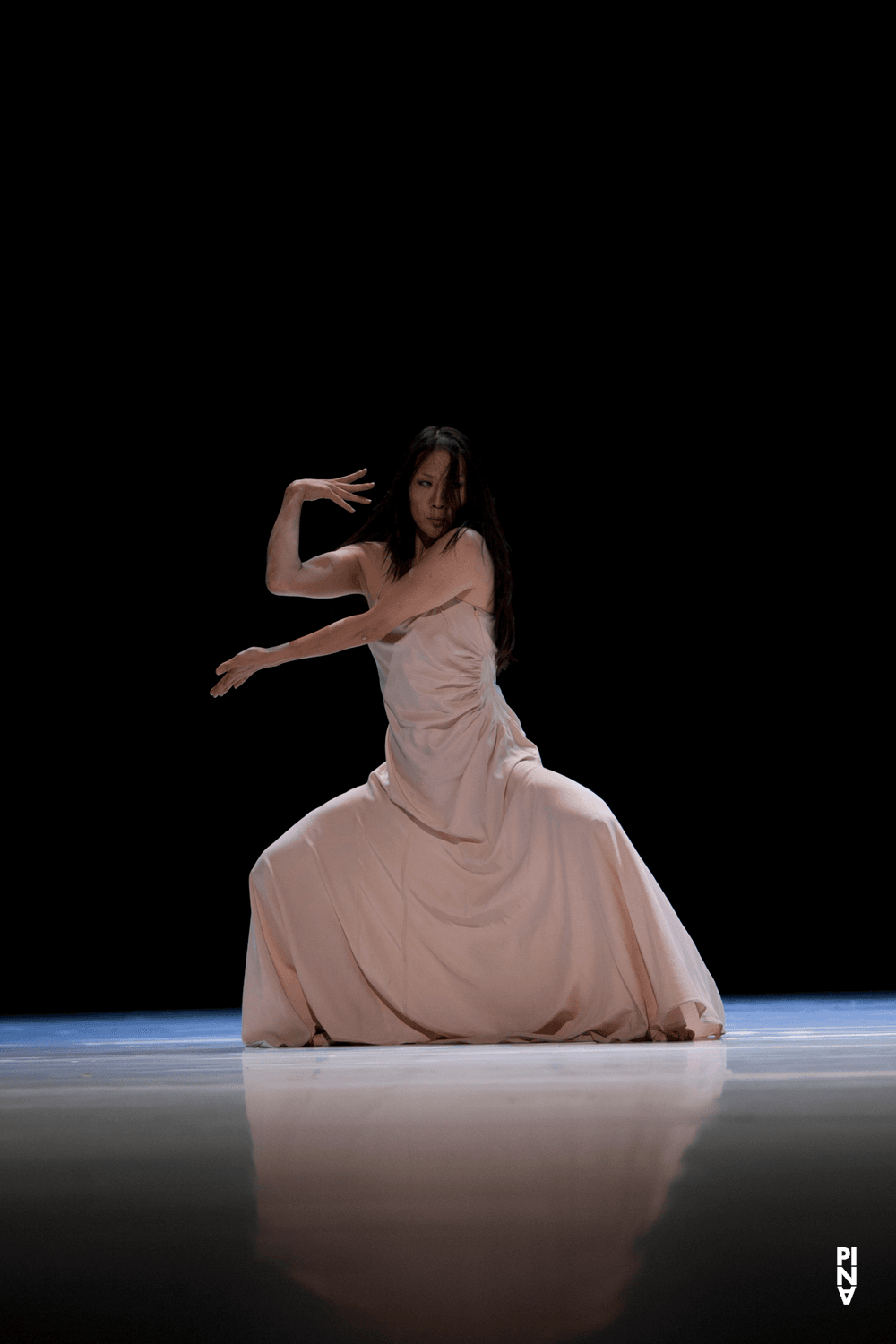 Azusa Seyama in „"... como el musguito en la piedra, ay si, si, si ..." (Wie das Moos auf dem Stein)“ von Pina Bausch mit Tanztheater Wuppertal im Opernhaus Wuppertal (Deutschland), 2. Juni 2011