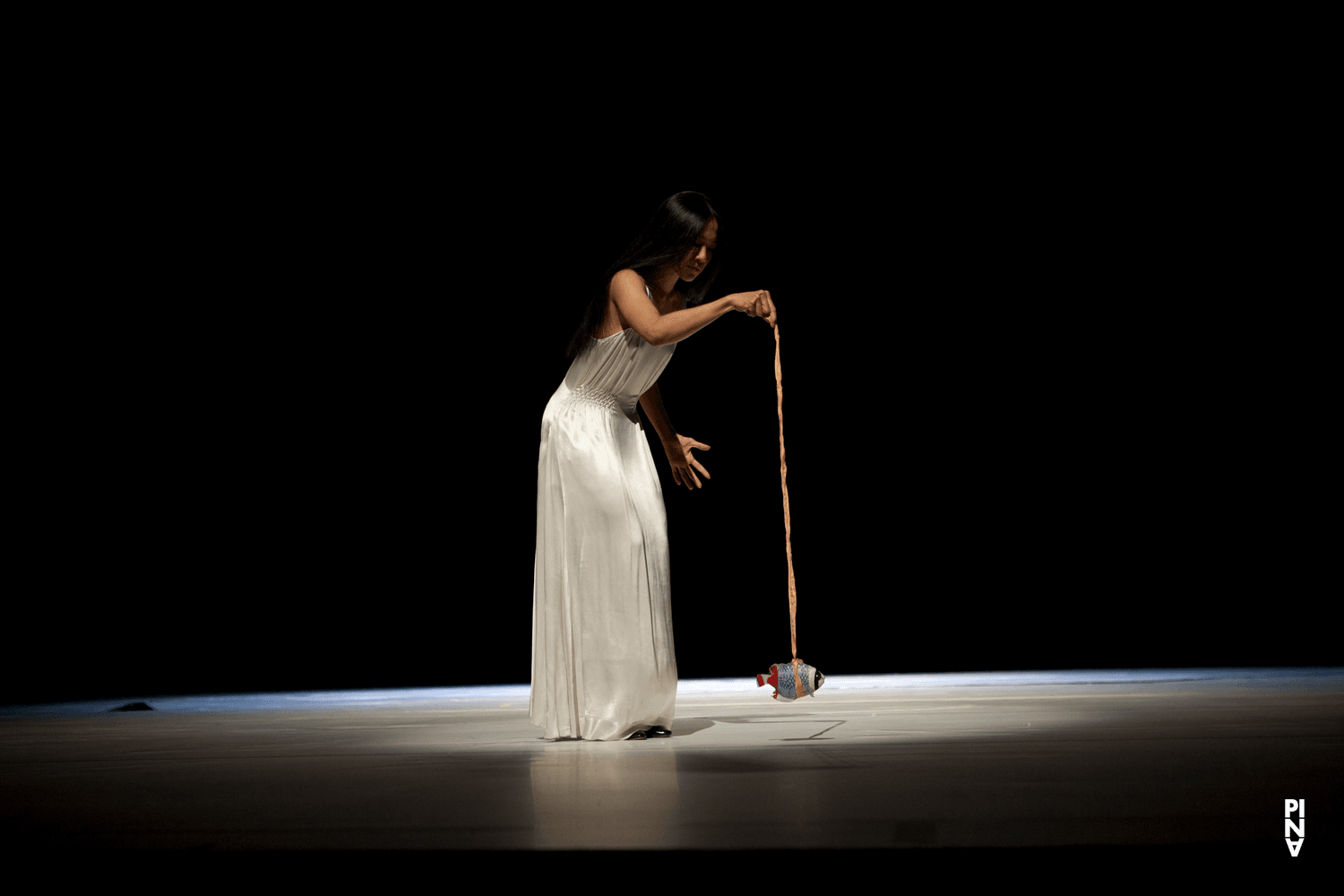 Tsai-Chin Yu dans « "... como el musguito en la piedra, ay si, si, si ..." (Comme la mousse sur la pierre) » de Pina Bausch avec Tanztheater Wuppertal à l'Opernhaus Wuppertal (Allemagne), 2 juin 2011