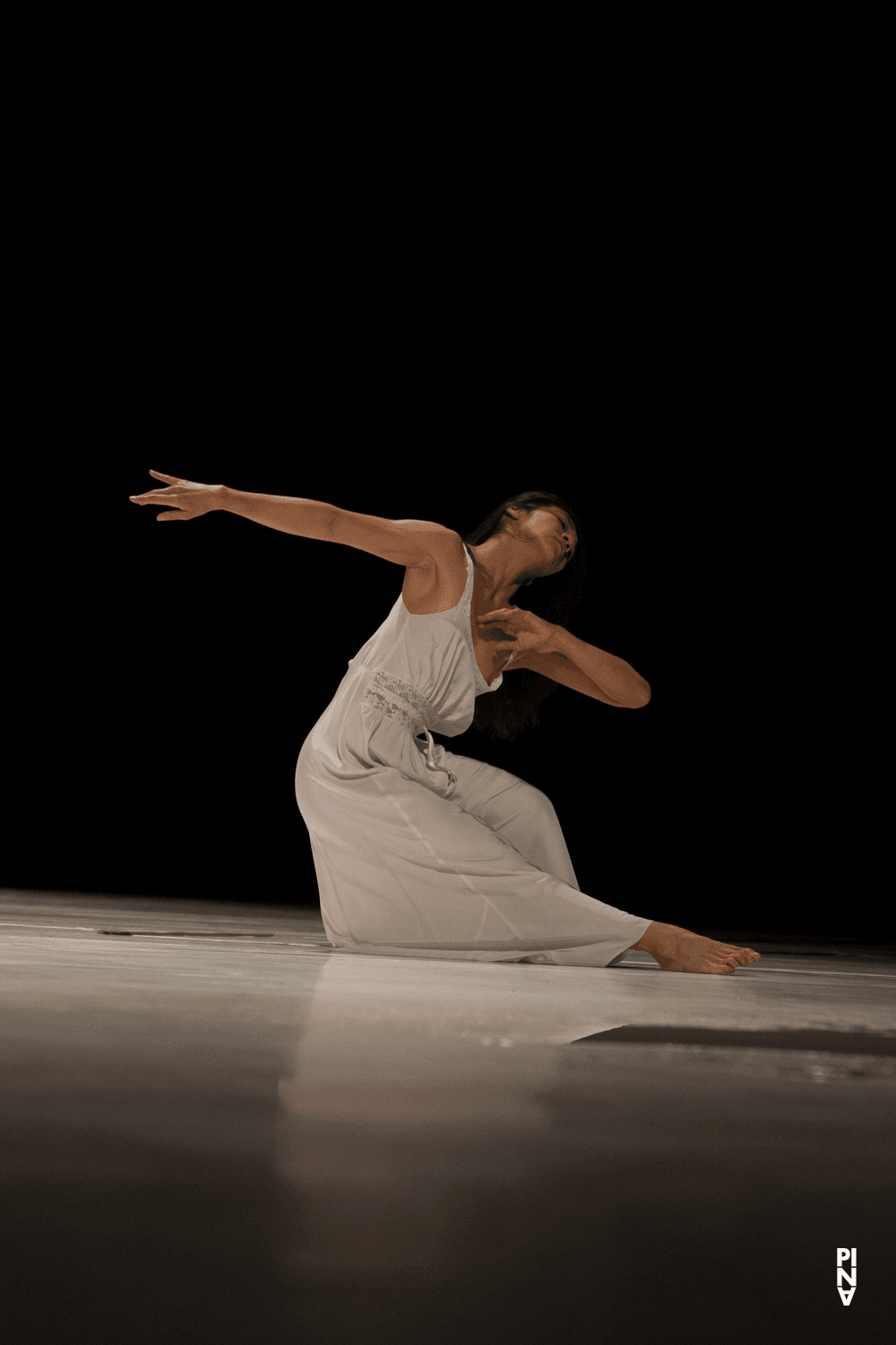 Tsai-Chin Yu in „"... como el musguito en la piedra, ay si, si, si ..." (Wie das Moos auf dem Stein)“ von Pina Bausch mit Tanztheater Wuppertal im Opernhaus Wuppertal (Deutschland), 25. September 2014