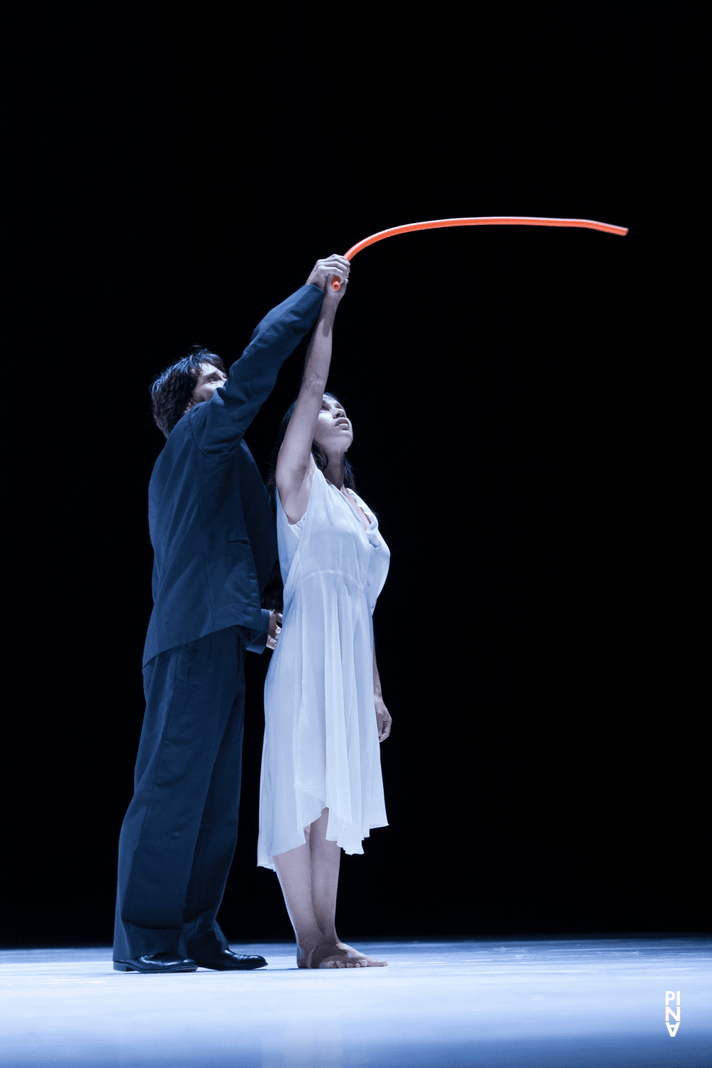 Silvia Farias Heredia und Rainer Behr in „"... como el musguito en la piedra, ay si, si, si ..." (Wie das Moos auf dem Stein)“ von Pina Bausch mit Tanztheater Wuppertal im Opernhaus Wuppertal (Deutschland), 25. September 2014