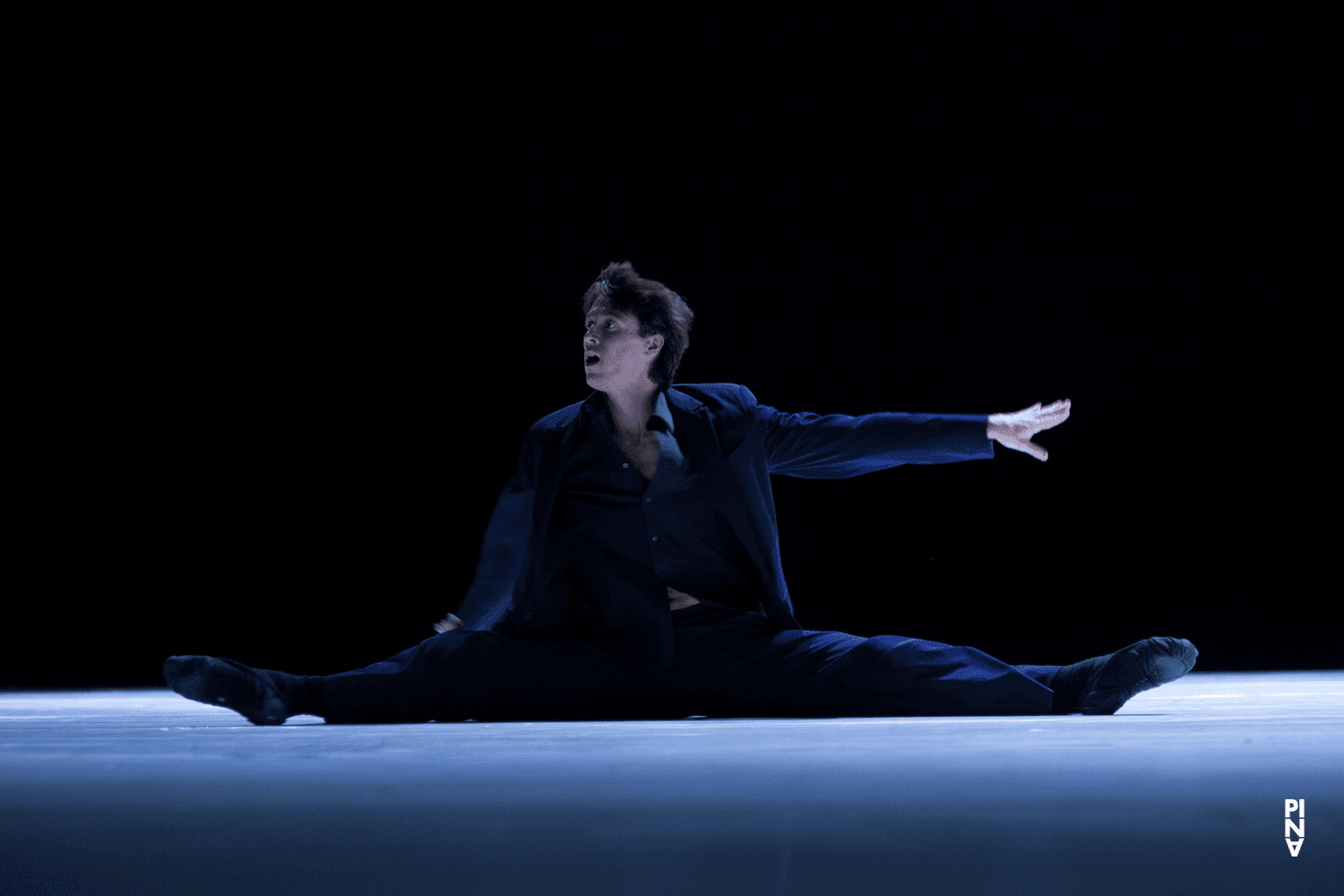Aleš Čuček in „"... como el musguito en la piedra, ay si, si, si ..." (Wie das Moos auf dem Stein)“ von Pina Bausch mit Tanztheater Wuppertal im Opernhaus Wuppertal (Deutschland), 25. September 2014