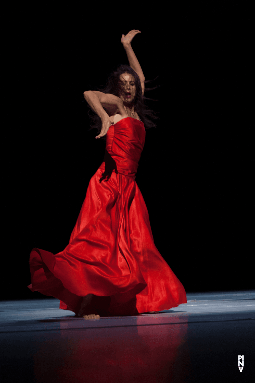 Clémentine Deluy in „"... como el musguito en la piedra, ay si, si, si ..." (Wie das Moos auf dem Stein)“ von Pina Bausch mit Tanztheater Wuppertal im Opernhaus Wuppertal (Deutschland), 25. September 2014