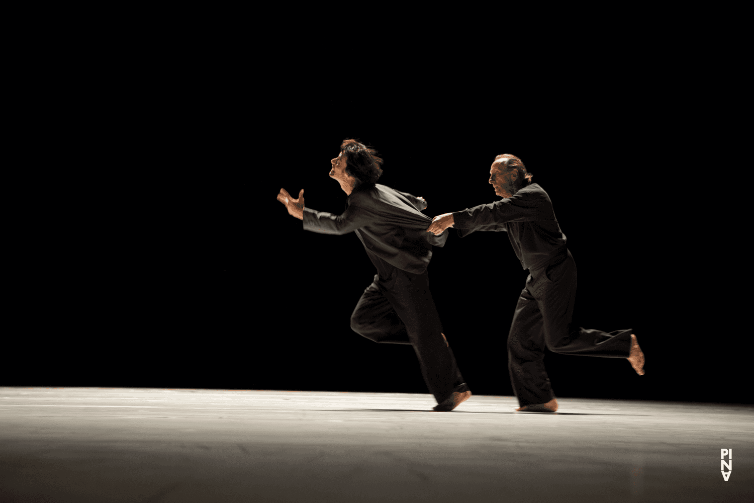Dominique Mercy und Rainer Behr in „"... como el musguito en la piedra, ay si, si, si ..." (Wie das Moos auf dem Stein)“ von Pina Bausch mit Tanztheater Wuppertal im Opernhaus Wuppertal (Deutschland), 25. September 2014