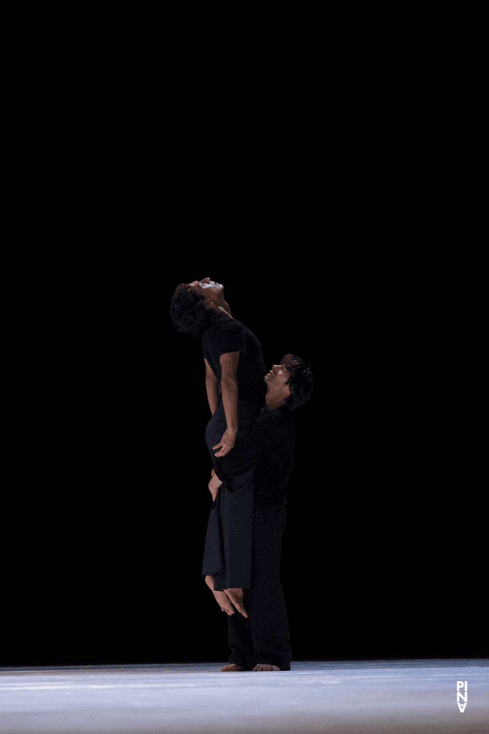 Eddie Martinez et Rainer Behr dans « "... como el musguito en la piedra, ay si, si, si ..." (Comme la mousse sur la pierre) » de Pina Bausch avec Tanztheater Wuppertal à l'Opernhaus Wuppertal (Allemagne), 25 septembre 2014