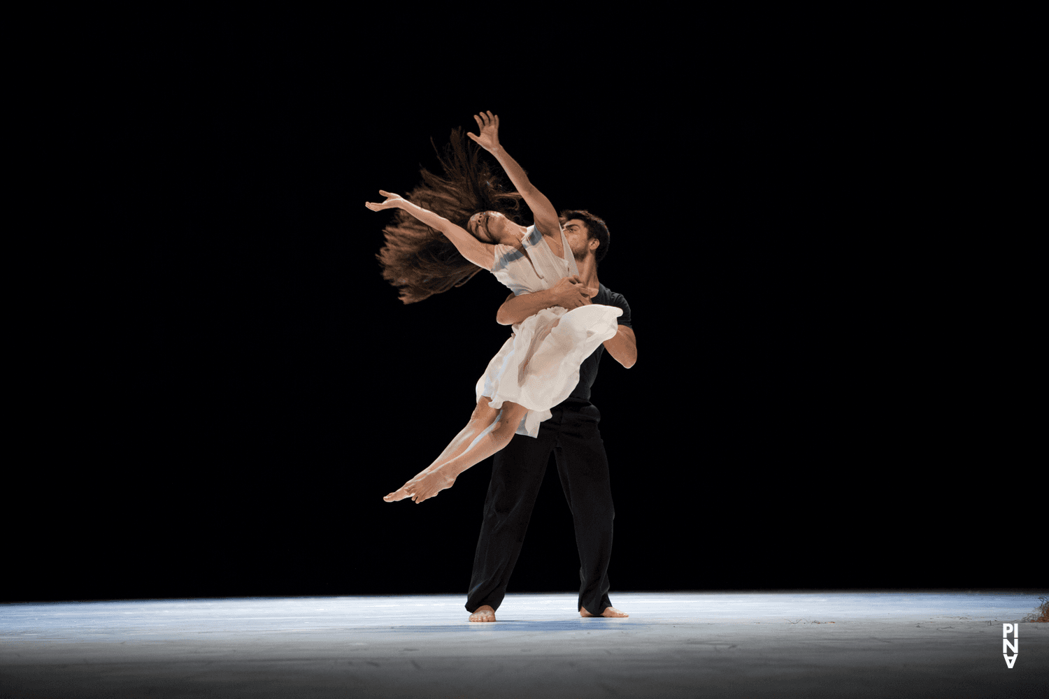 Damiano Ottavio Bigi und Silvia Farias Heredia in „"... como el musguito en la piedra, ay si, si, si ..." (Wie das Moos auf dem Stein)“ von Pina Bausch mit Tanztheater Wuppertal im Opernhaus Wuppertal (Deutschland), 25. September 2014