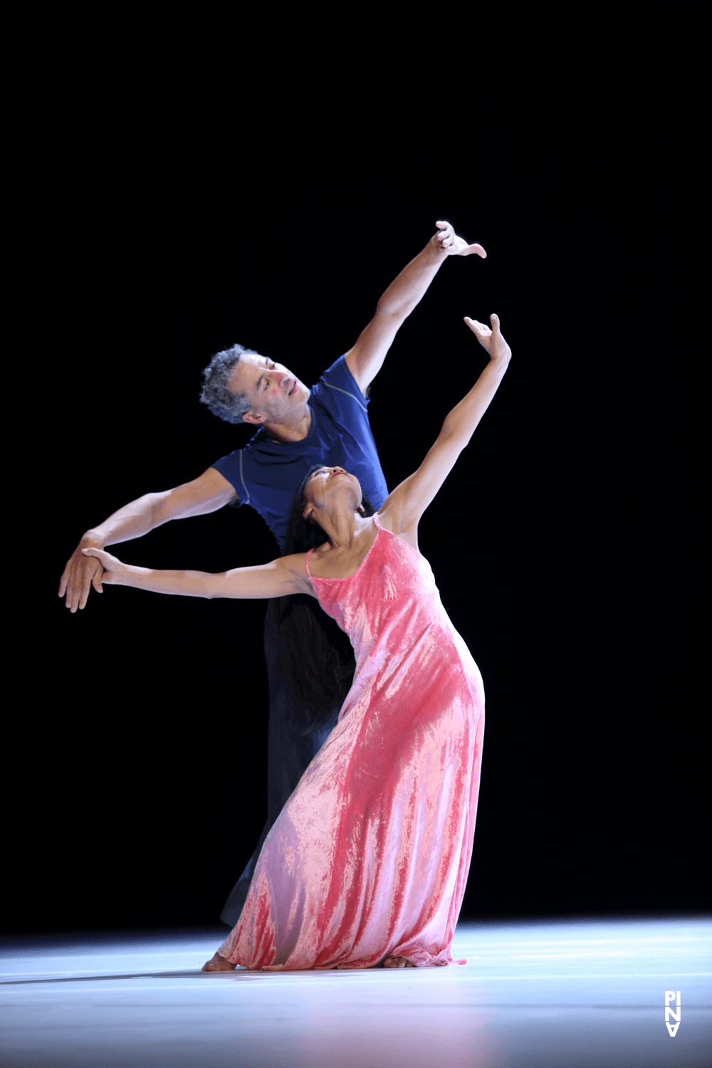 Fernando Suels Mendoza und Ditta Miranda Jasjfi in „"... como el musguito en la piedra, ay si, si, si ..." (Wie das Moos auf dem Stein)“ von Pina Bausch mit Tanztheater Wuppertal, 2. Oktober 2019