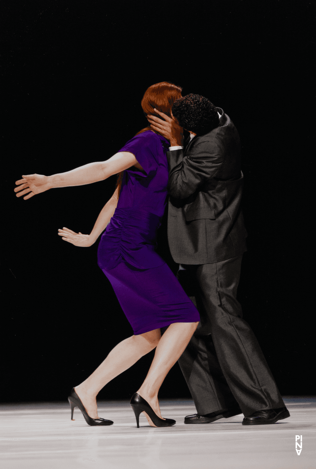 Fernando Suels Mendoza et Anna Wehsarg dans « "... como el musguito en la piedra, ay si, si, si ..." (Comme la mousse sur la pierre) » de Pina Bausch