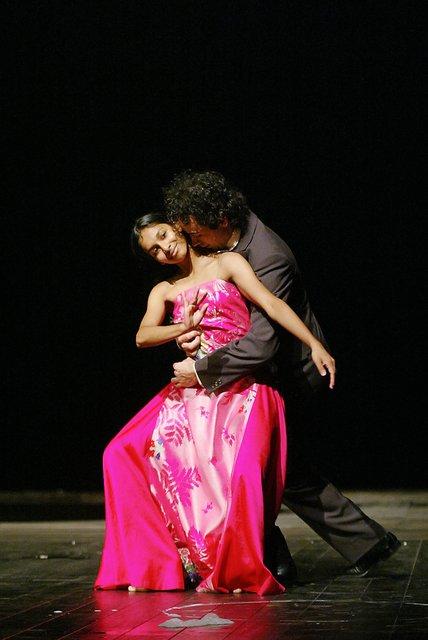 Jorge Puerta Armenta et Shantala Shivalingappa dans « Nefés » de Pina Bausch avec Tanztheater Wuppertal à l'Opernhaus Wuppertal (Allemagne), 20 mars 2003