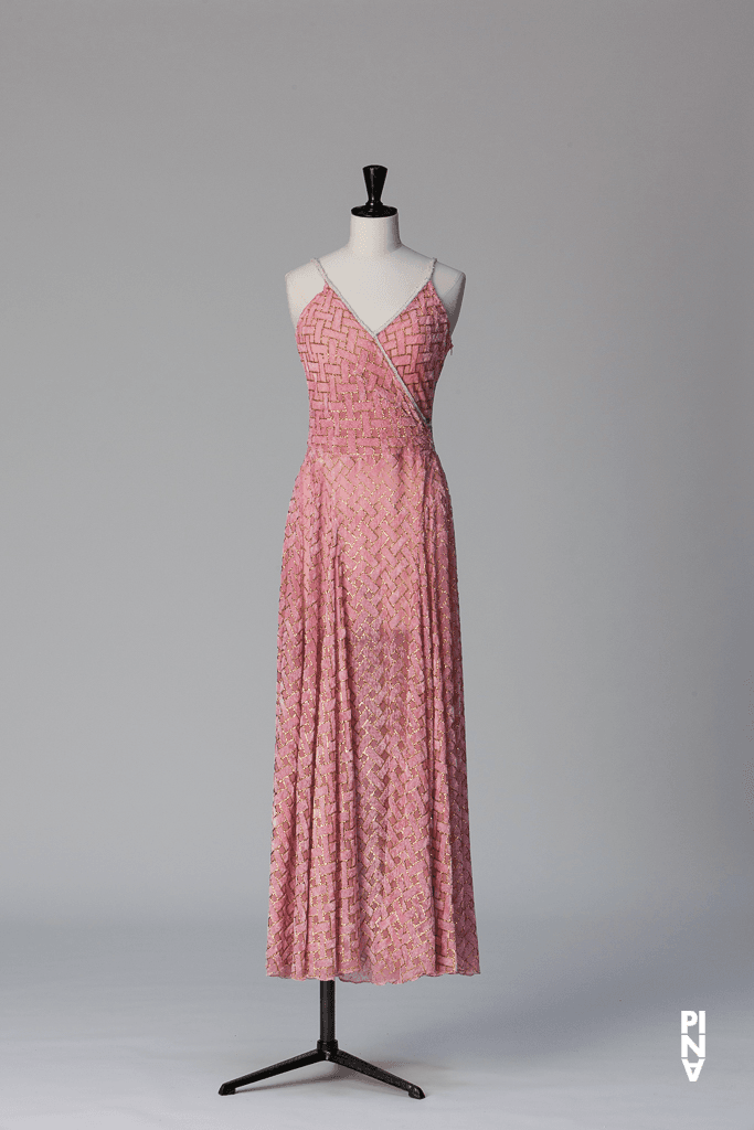 Langes Kleid, getragen in „Nefés“ von Pina Bausch