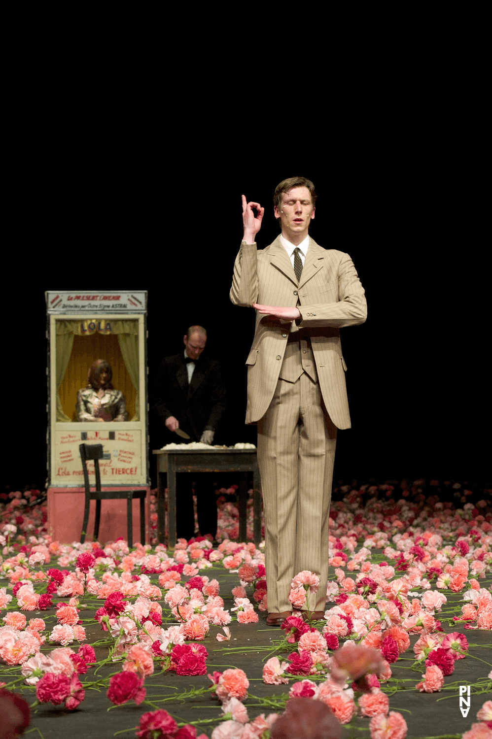 Scott Jennings et Andrey Berezin dans « Nelken (Les œillets) » de Pina Bausch avec Tanztheater Wuppertal à l'Opernhaus Wuppertal (Allemagne), 28 janvier 2015