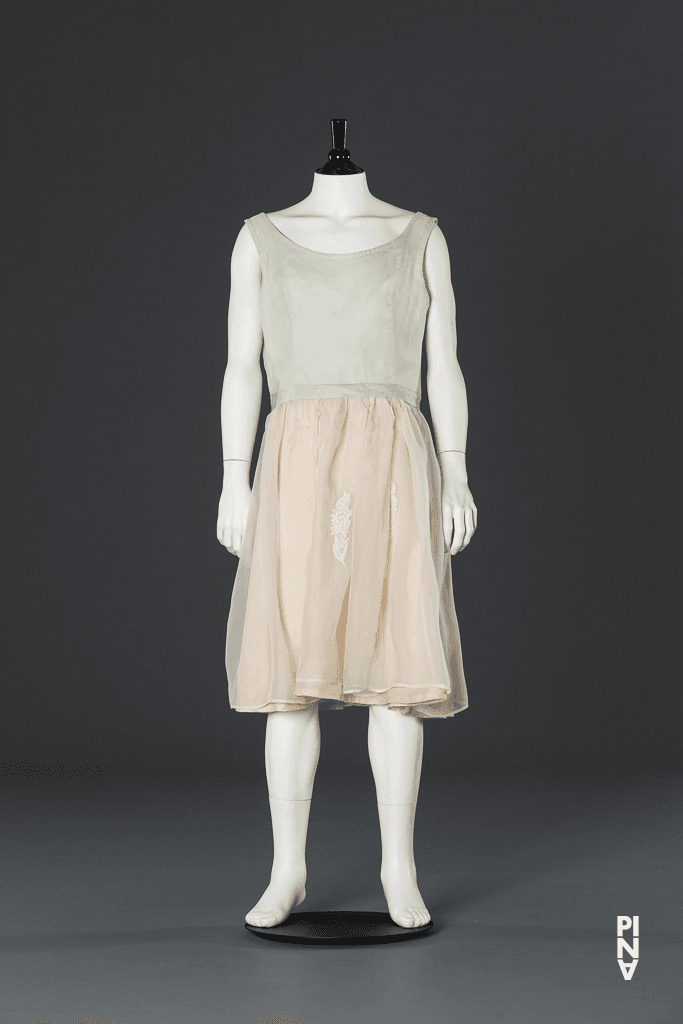 Jupe courte, porté par « Nelken (Les œillets) » de Pina Bausch
