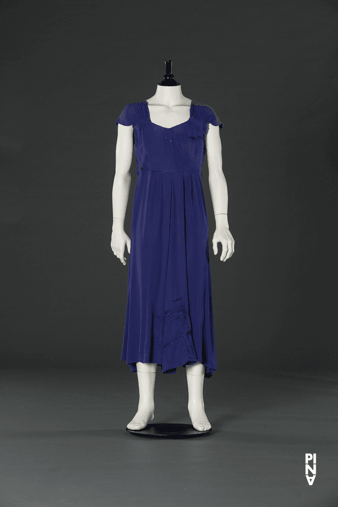 Langes Kleid, getragen in „Nelken“ von Pina Bausch