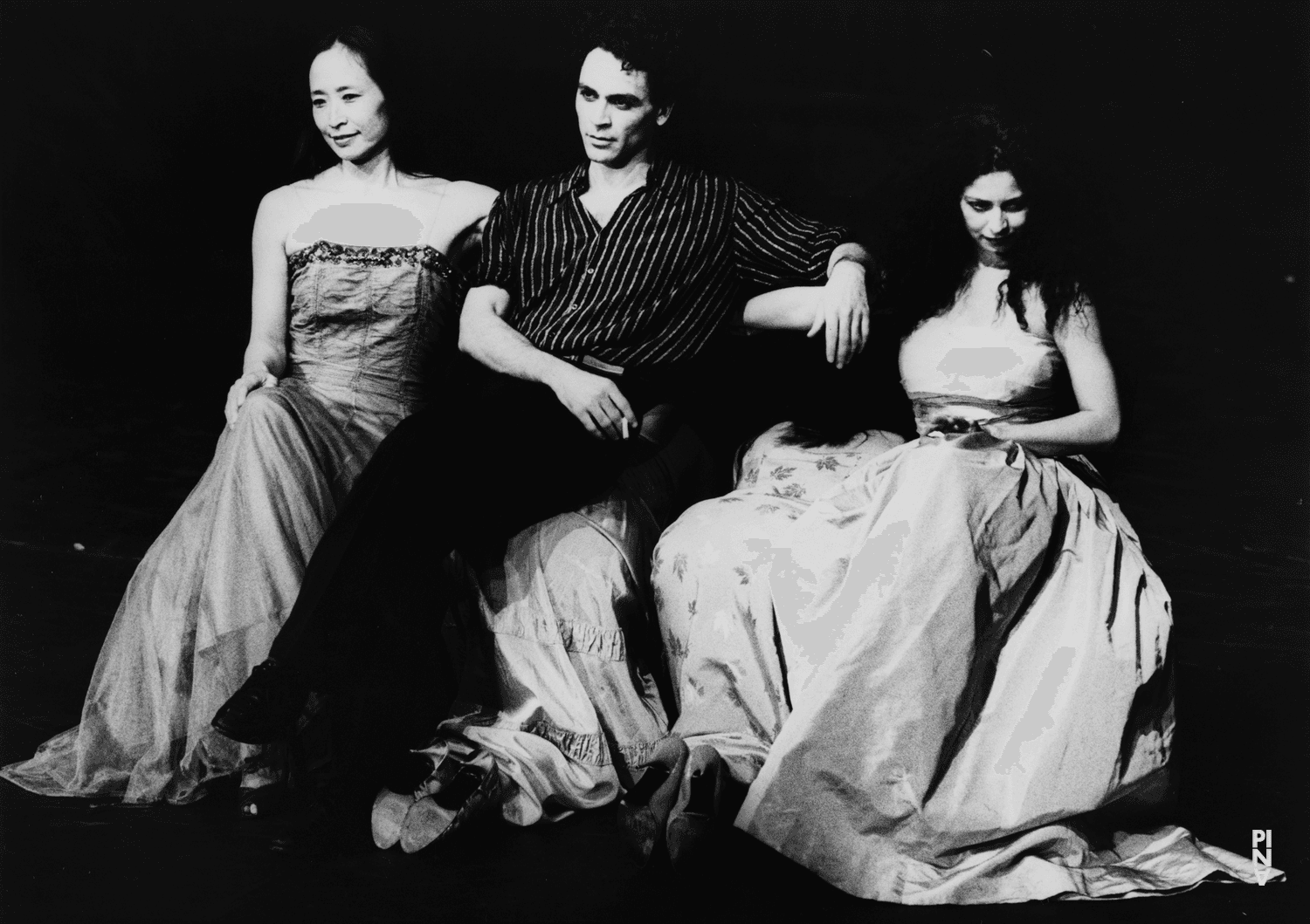 Daphnis Kokkinos, Kyomi Ichida und Aida Vainieri in „Nur Du“ von Pina Bausch