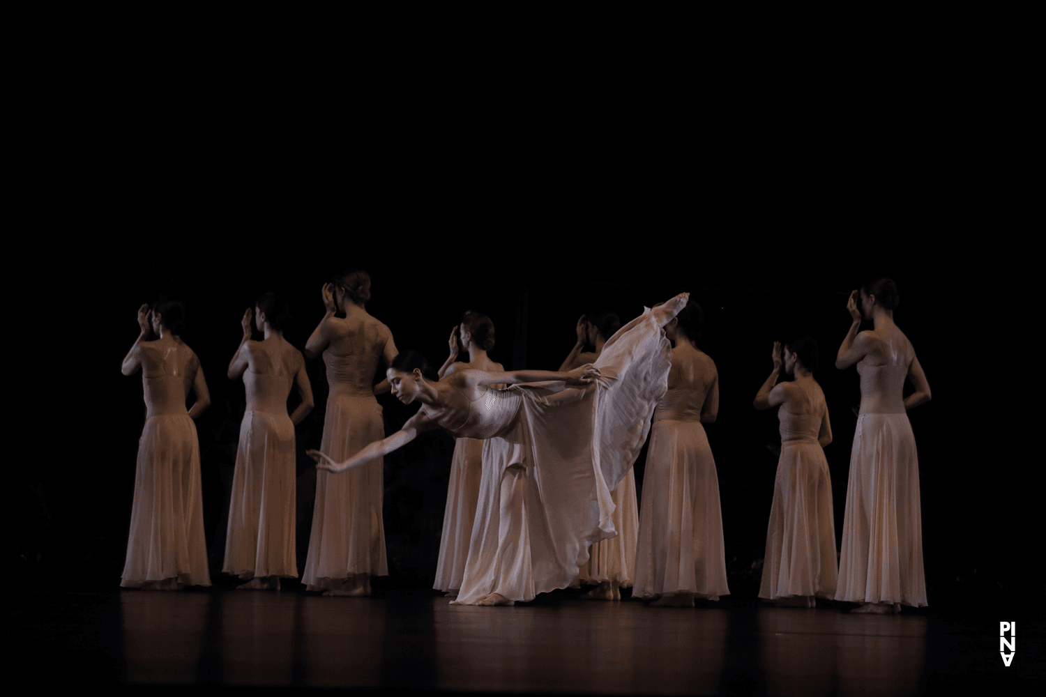 Luiza Braz Batista dans « Orpheus und Eurydike » de Pina Bausch avec Tanztheater Wuppertal à l'Opernhaus Wuppertal (Allemagne), 3 avril 2022