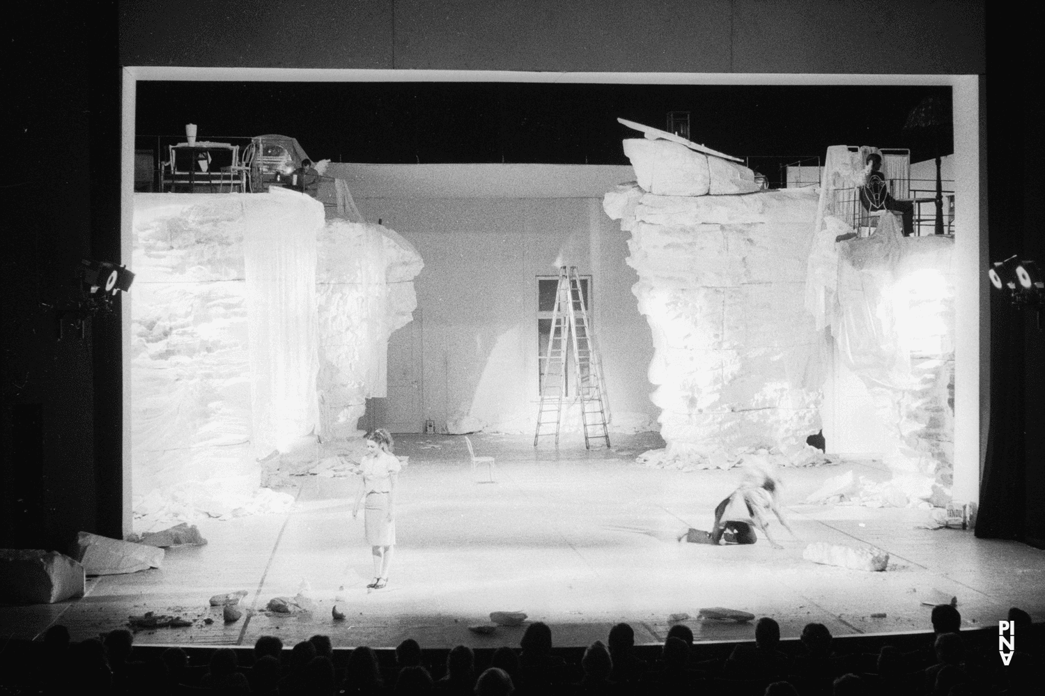 Colleen Finneran-Meessmann et Ed Kortlandt dans « Renate wandert aus (Renate quitte le pays) » de Pina Bausch