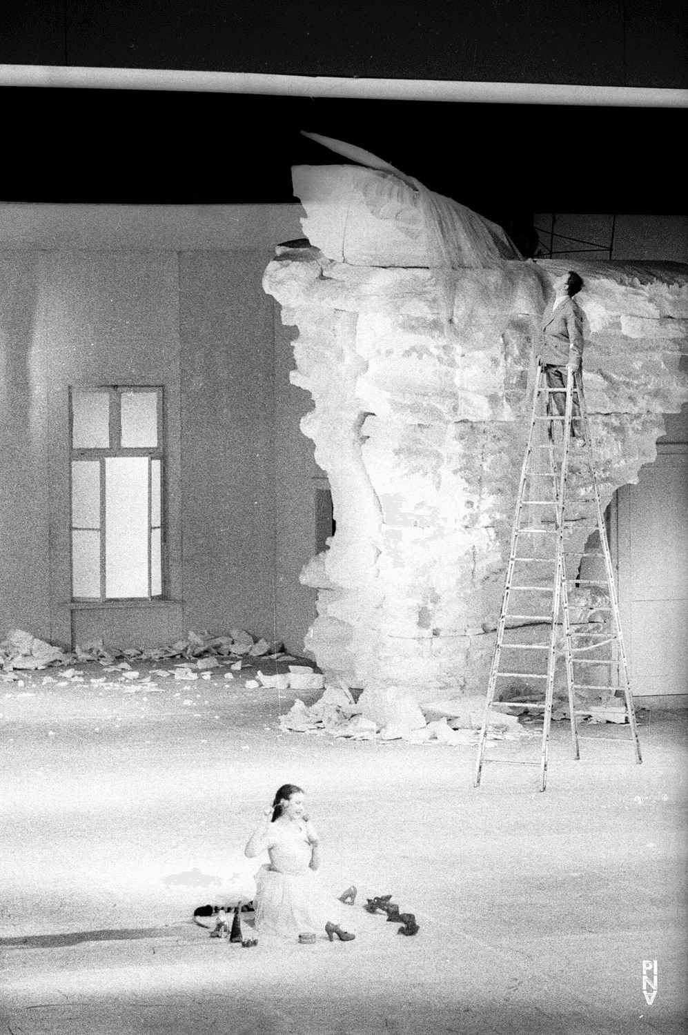 Josephine Ann Endicott in “Renate wandert aus (Renate Emigrates)” by Pina Bausch