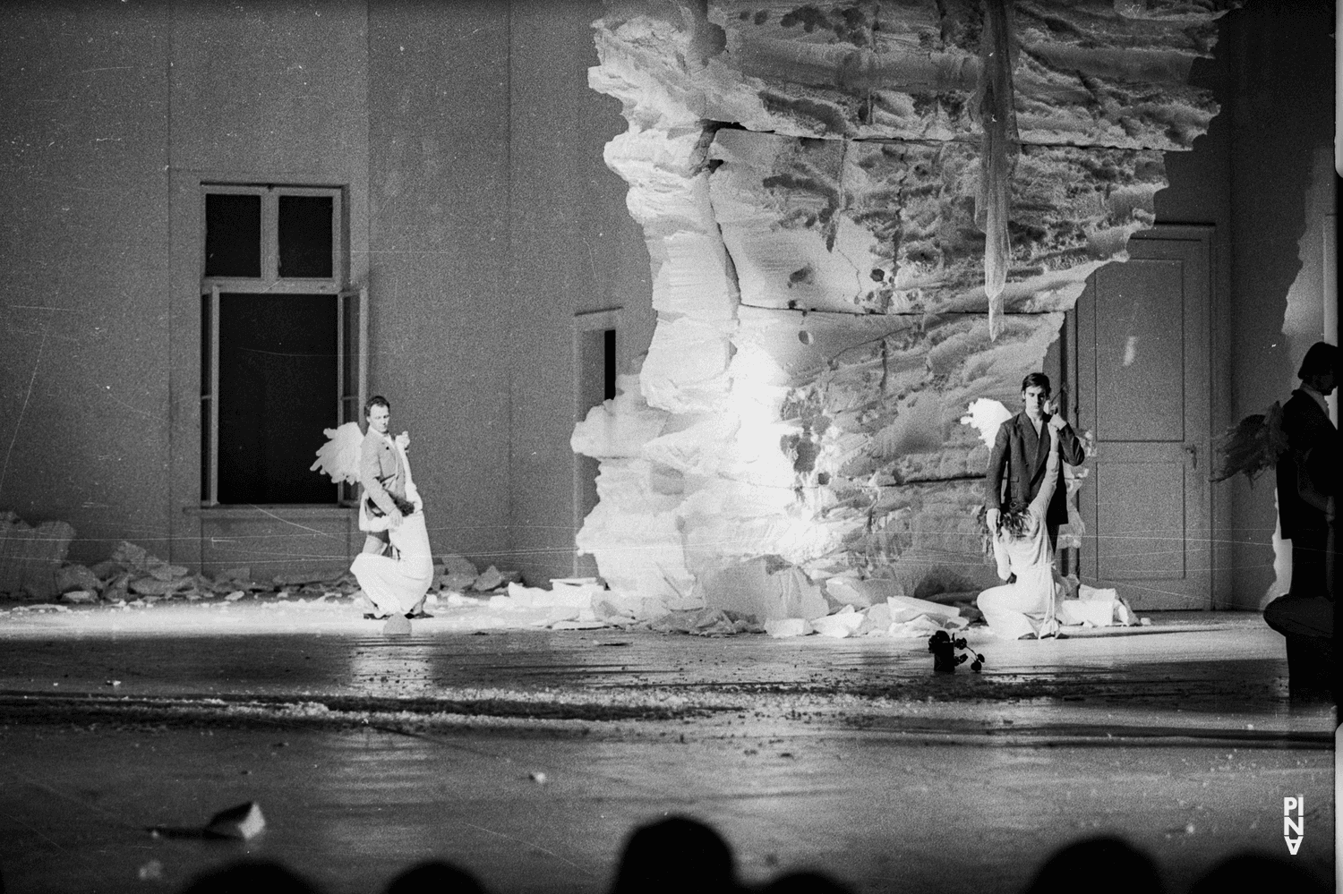 Ed Kortlandt and Heinz Samm in “Renate wandert aus (Renate Emigrates)” by Pina Bausch