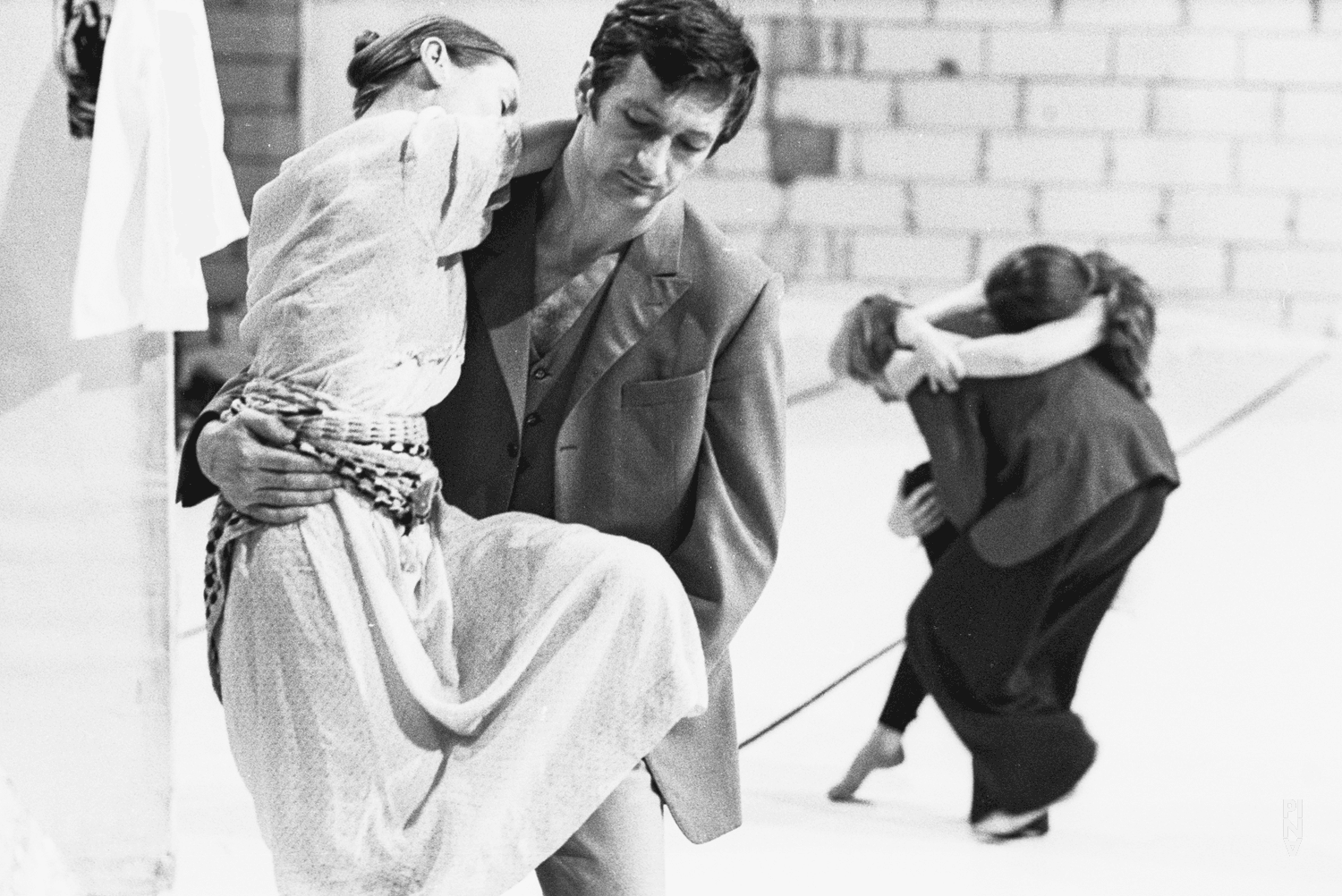 Jan Minařík et Hiltrud Blanck dans « Renate wandert aus (Renate quitte le pays) » de Pina Bausch