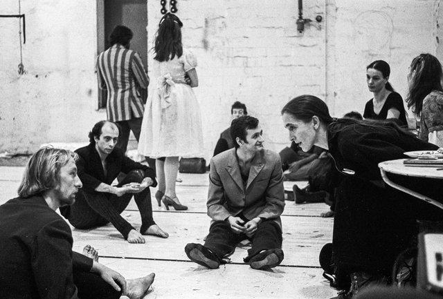 Photo de « Renate wandert aus (Renate quitte le pays) » de Pina Bausch, saison 1977/78