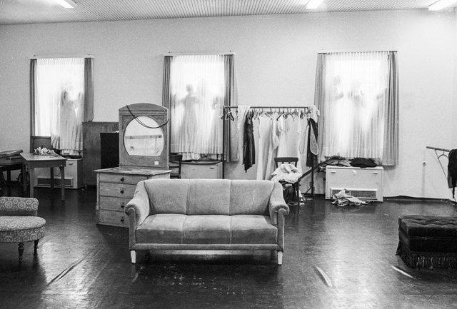 Photo de « Renate wandert aus (Renate quitte le pays) » de Pina Bausch, saison 1977/78