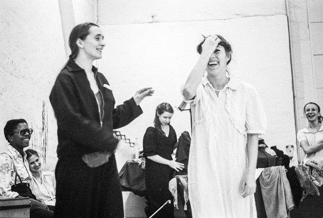Photo de « Renate wandert aus (Renate quitte le pays) » de Pina Bausch, saison 1977/78