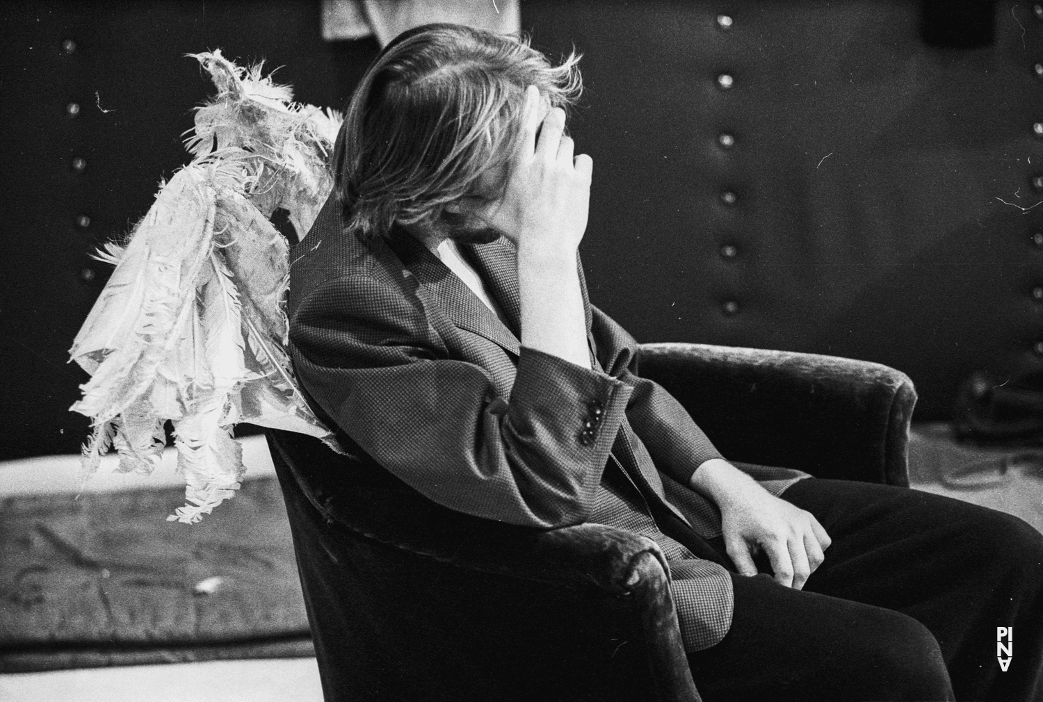 Dominique Mercy in „Renate wandert aus“ von Pina Bausch in der Lichtburg Wuppertal, Spielzeit 1977/78