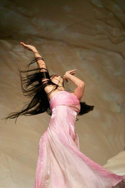 Silvia Farias Heredia in „Rough Cut“ von Pina Bausch mit Tanztheater Wuppertal im Schauspielhaus Wuppertal (Deutschland), 14. April 2005