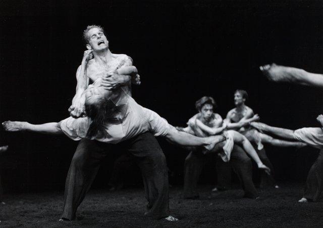 Michael Strecker, Kenji Takagi et Franko Schmidt dans « Le Sacre du printemps » de Pina Bausch, 5 septembre 2007