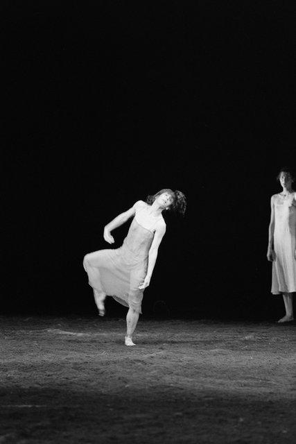 Beatrice Libonati et Héléna Pikon dans « Le Sacre du printemps » de Pina Bausch à l'Opernhaus Wuppertal, saison 1981/82