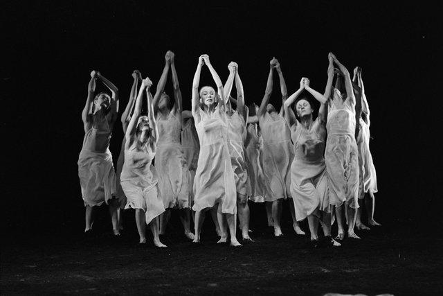 Monika Sagon, Malou Airaudo et Nazareth Panadero dans « Le Sacre du printemps » de Pina Bausch à l'Opernhaus Wuppertal, saison 1981/82
