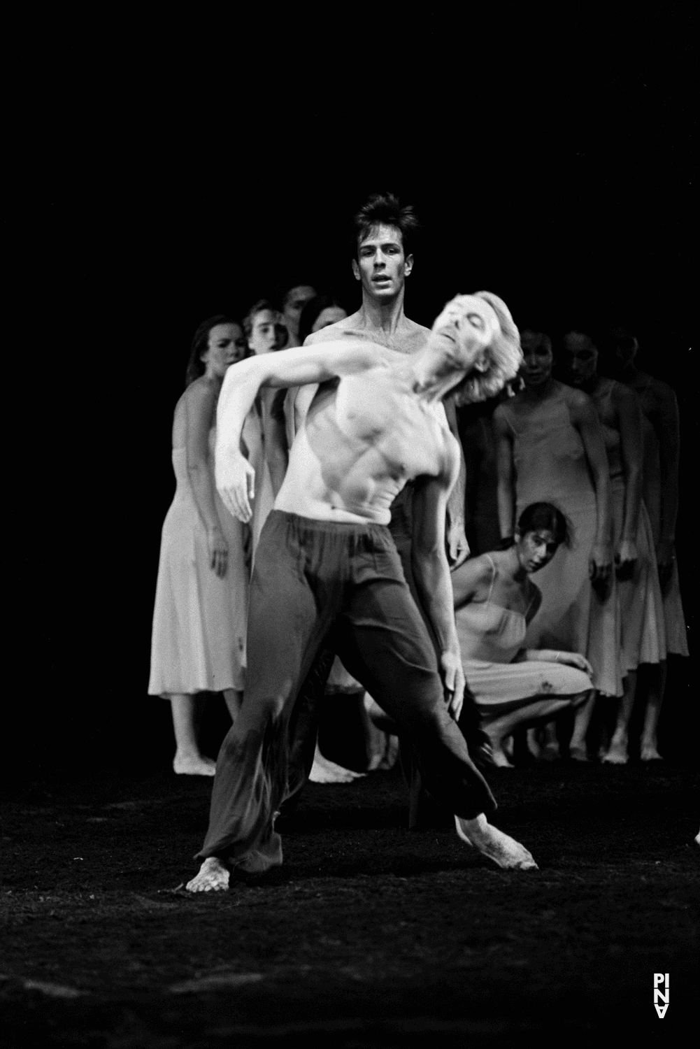 Dominique Mercy, Urs Kaufmann und Bénédicte Billiet in „Das Frühlingsopfer“ von Pina Bausch im Opernhaus Wuppertal, Spielzeit 1981/82