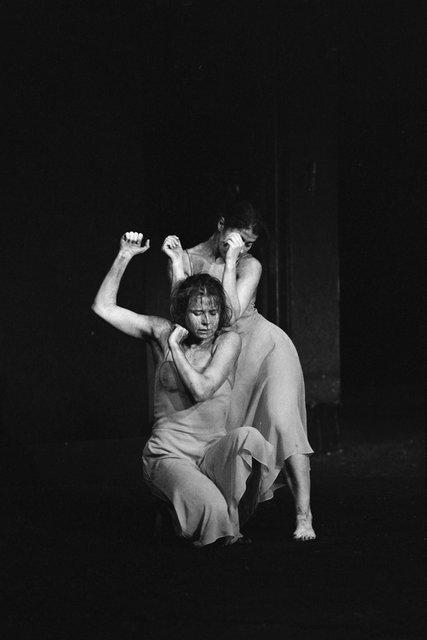 Josephine Ann Endicott und Bénédicte Billiet in „Das Frühlingsopfer“ von Pina Bausch im Opernhaus Wuppertal, Spielzeit 1983/84