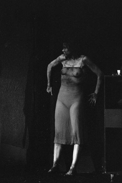 Josephine Ann Endicott in „Das Frühlingsopfer“ von Pina Bausch im Opernhaus Wuppertal, Spielzeit 1983/84