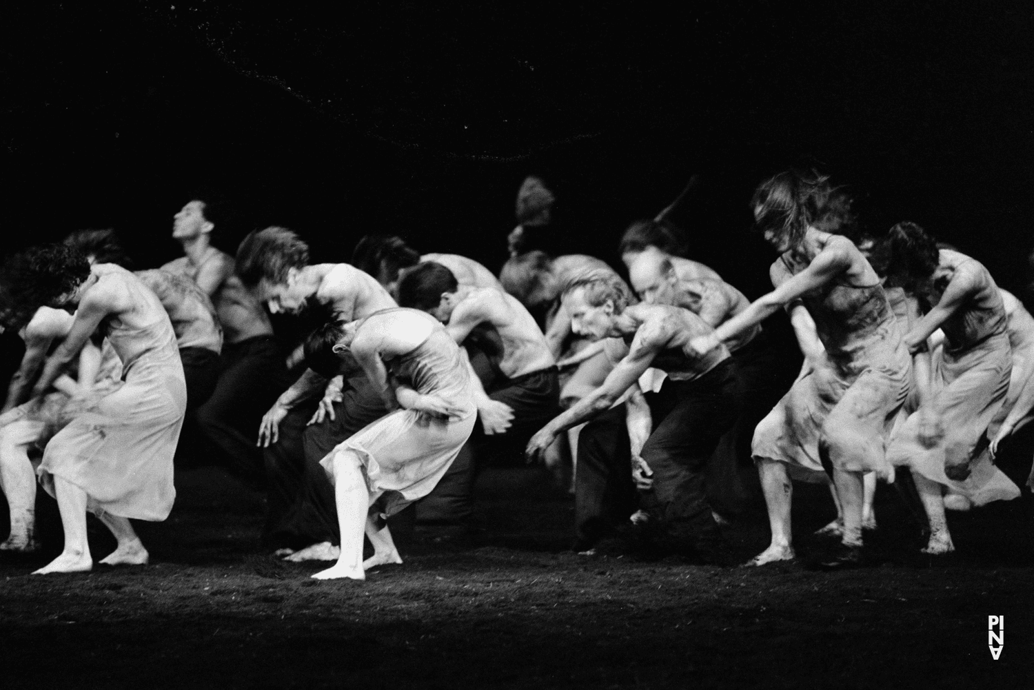 Dominique Mercy, Ed Kortlandt und Jakob Haahr Andersen in „Das Frühlingsopfer“ von Pina Bausch im Opernhaus Wuppertal, Spielzeit 1983/84