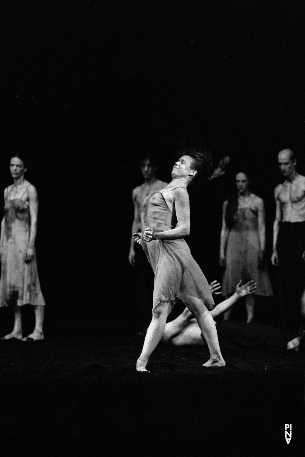 Josephine Ann Endicott, Jakob Haahr Andersen et Yolanda Meier dans « Le Sacre du printemps » de Pina Bausch à l'Opernhaus Wuppertal, saison 1983/84