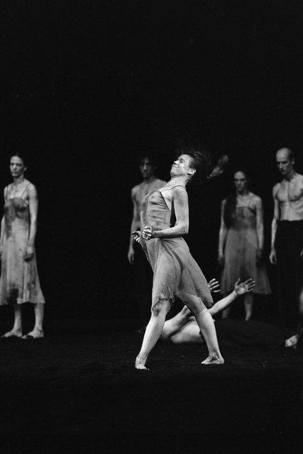 Josephine Ann Endicott, Jakob Haahr Andersen und Yolanda Meier in „Das Frühlingsopfer“ von Pina Bausch im Opernhaus Wuppertal, Spielzeit 1983/84