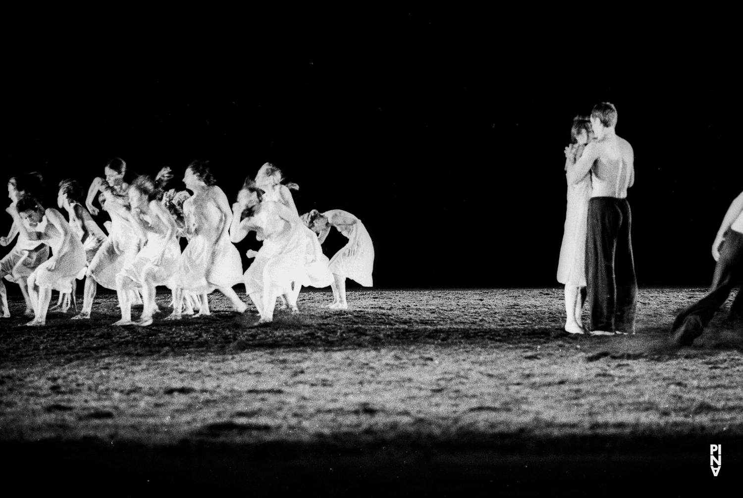 Jan Minařík, Malou Airaudo et Yolanda Meier dans « Le Sacre du printemps » de Pina Bausch