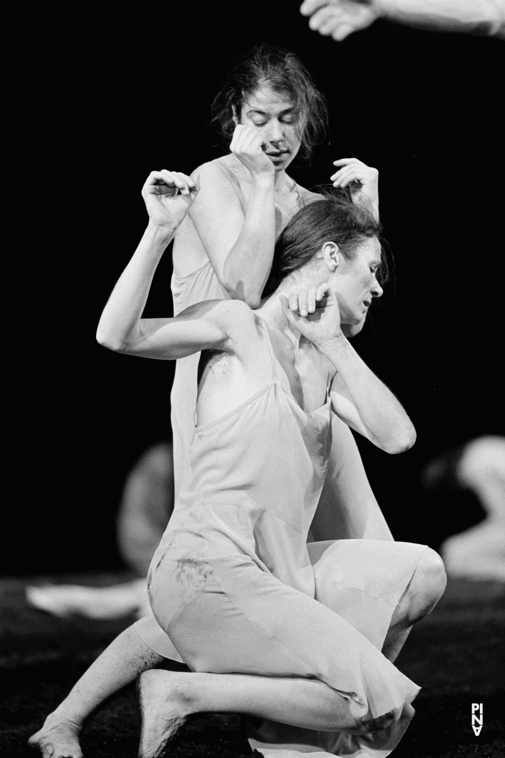 Malou Airaudo und Bénédicte Billiet in „Das Frühlingsopfer“ von Pina Bausch im Opernhaus Wuppertal, Spielzeit 1986/87