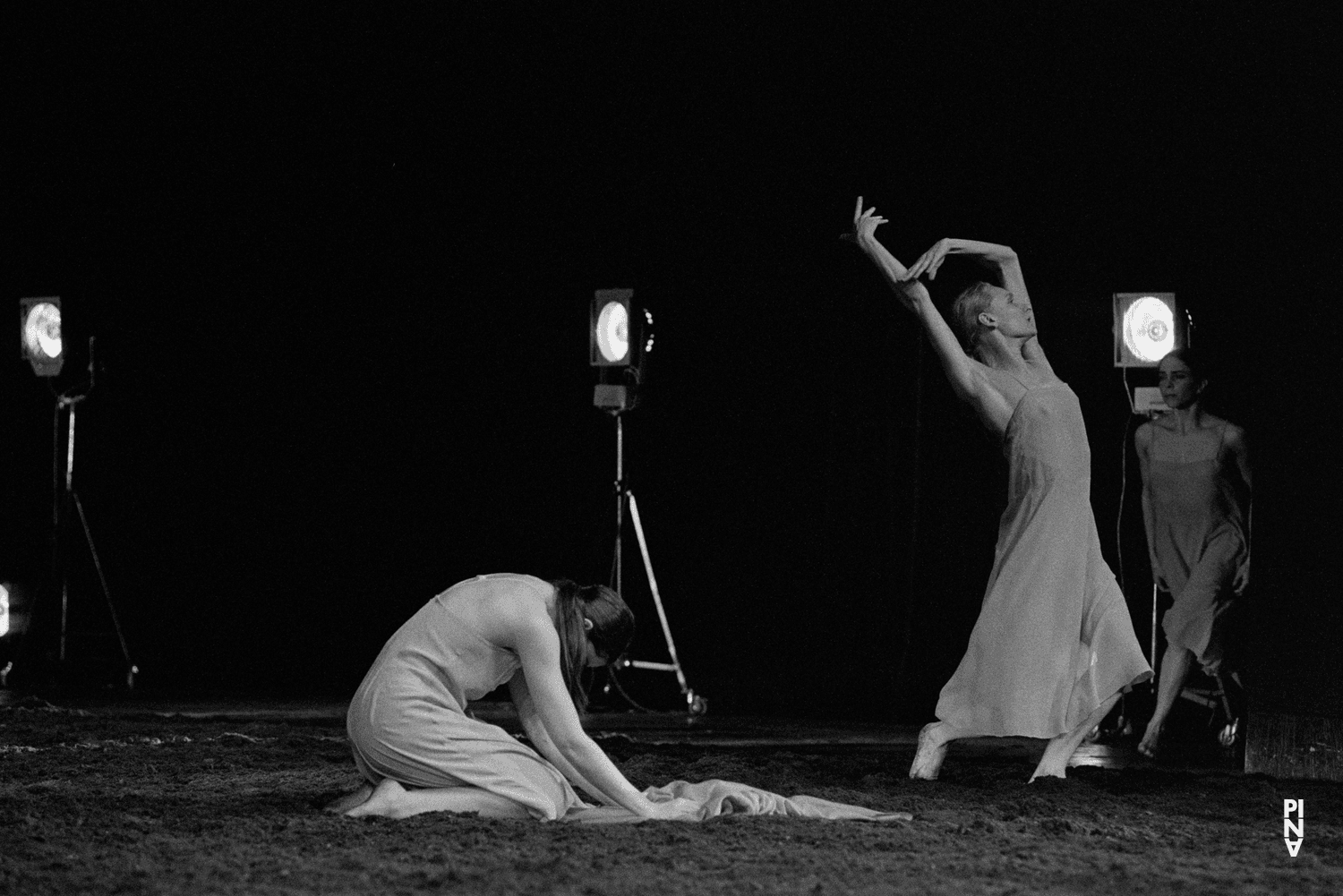 Julie Shanahan et Ruth Amarante dans « Le Sacre du printemps » de Pina Bausch à l'Opernhaus Wuppertal, saison 1992/93
