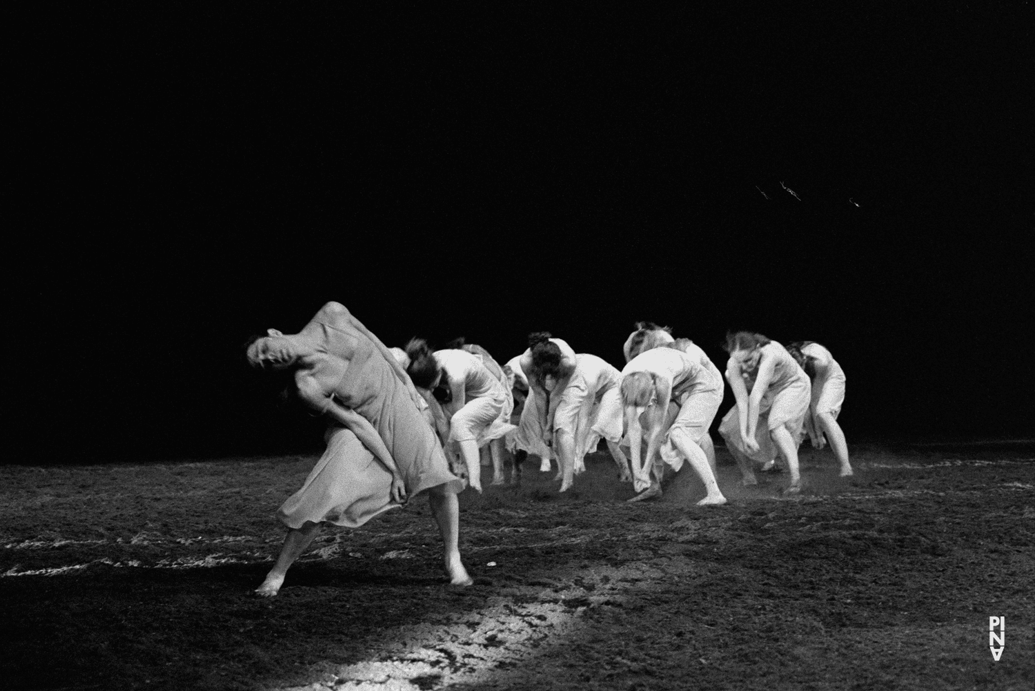 Ruth Amarante et Nazareth Panadero dans « Le Sacre du printemps » de Pina Bausch à l'Opernhaus Wuppertal, saison 1992/93