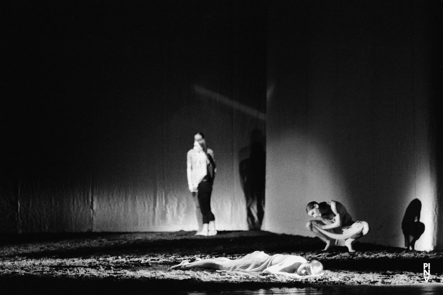 Tjitske Broersma et Hiltrud Blanck dans « Le Sacre du printemps » de Pina Bausch